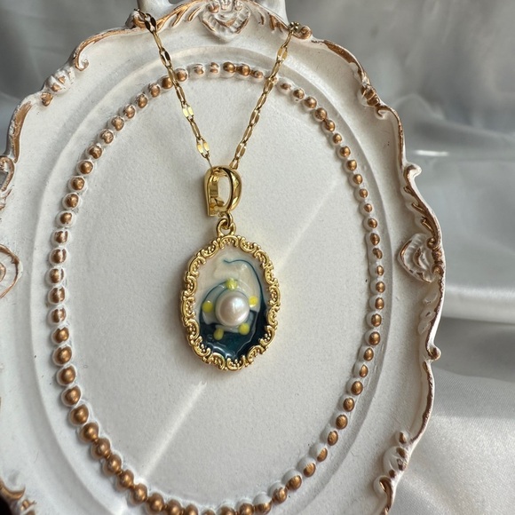 Art canva Stainless steel Elegant Gold Pendant Necklace with Pearl Accent